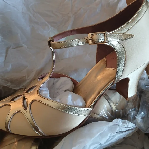 Lilith Women's Vintage Flapper T-Straps - Picture 3 of 4